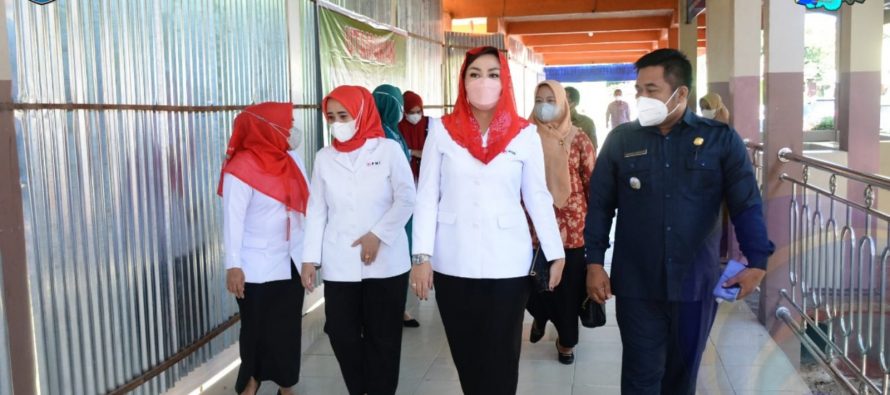 BERI MOTIVASI KEPADA KELUARGA BAYI DENGAN KELAINAN USUS, KETUA PMI OKU SELATAN UPAYAKAN TINDAKAN MEDIS YANG TERBAIK