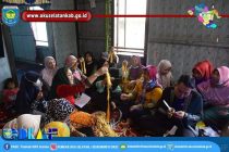 KETUA DEKRANASDA OKU SELATAN TINJAU PROSES PRODUKSI ANGKINAN SULAM BENANG EMAS