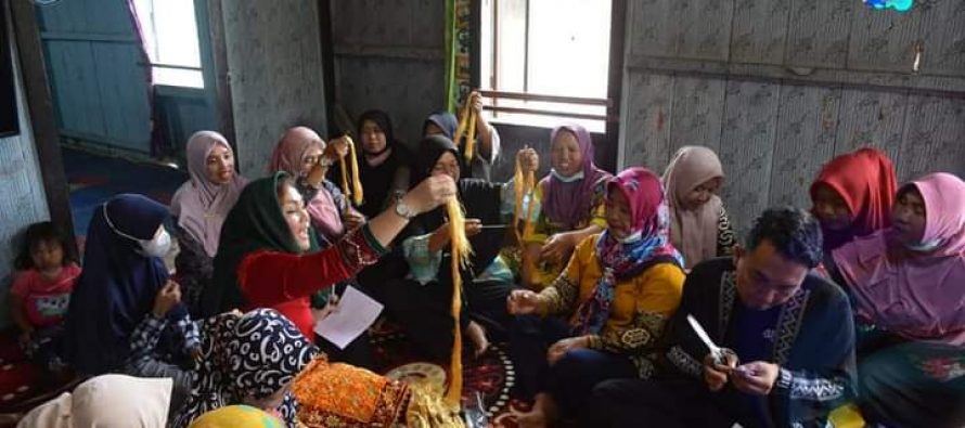 KETUA DEKRANASDA OKU SELATAN TINJAU PROSES PRODUKSI ANGKINAN SULAM BENANG EMAS