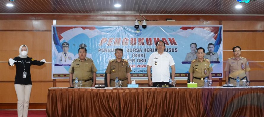 BUPATI POPO ALI KUKUHKAN PENGURUS BKK SMK SE- KABUPATEN OKU SELATAN PERIODE 2020-2025.