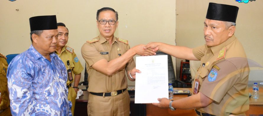 HADIRI SERAH TERIMA TUGAS KADIN LINGKUNGAN HIDUP, SEKDA OKU SELATAN IMBAU PEGAWAI TINGKATKAN KERJASAMA DAN SOLIDITAS SUKSESKAN PROGRAM