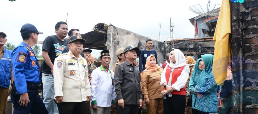 PEMKAB OKU SELATAN SALURKAN BANTUAN KEPADA KORBAN KEBAKARAN DI KELURAHAN PASAR MUARADUA