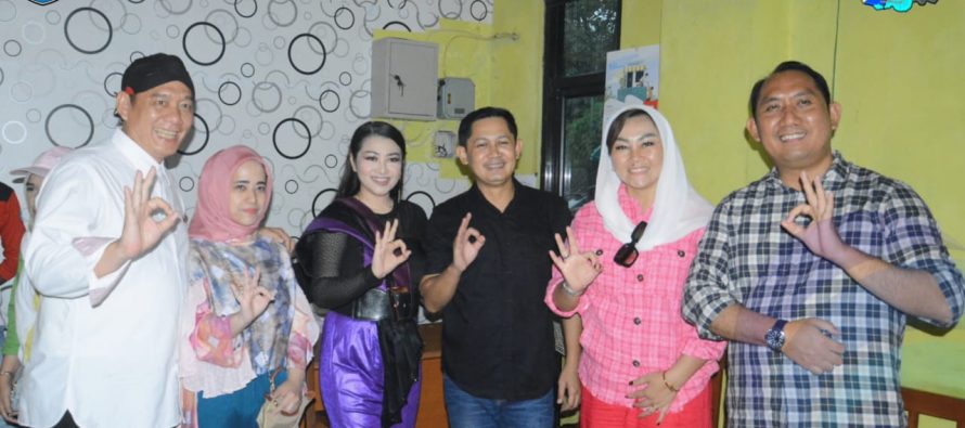 DALAM PERINGATAN HUT KE- 19 KABUPATEN OKU SELATAN PEMKAB OKU SELATAN GELAR HIBURAN RAKYAT BERSAMA ARTIS IBU KOTA FITRI CARLINA.