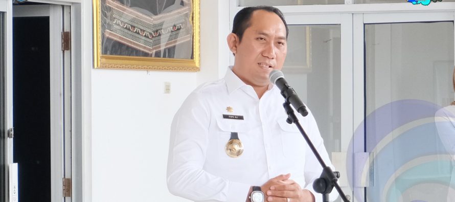 BUPATI HARAPKAN DENGAN ADANYA BANTUAN KENDARAAN OPERASIONAL DAPAT MENAMBAH MOTIVASI DAN SEMANGAT KERJA DEMI PELAYANAN YANG BAIK KEPADA MASYARAKAT.