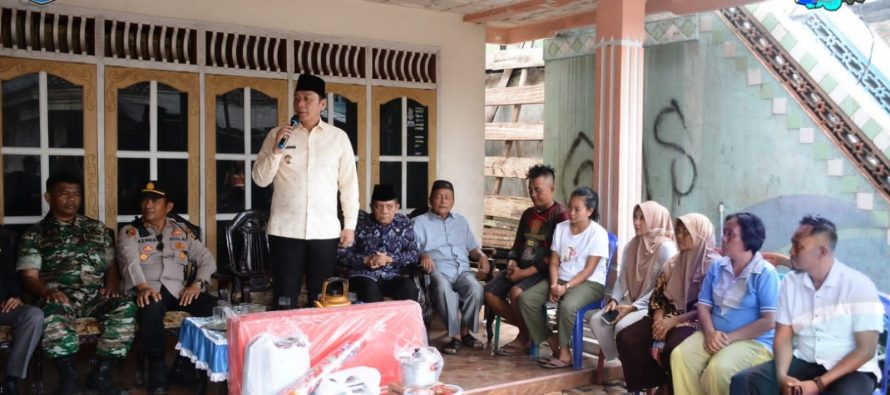 WAKIL BUPATI OKU SELATAN SAMBANGI KORBAN KEBAKARAN DI DESA KARANG AGUNG KECAMATAN SIMPANG.