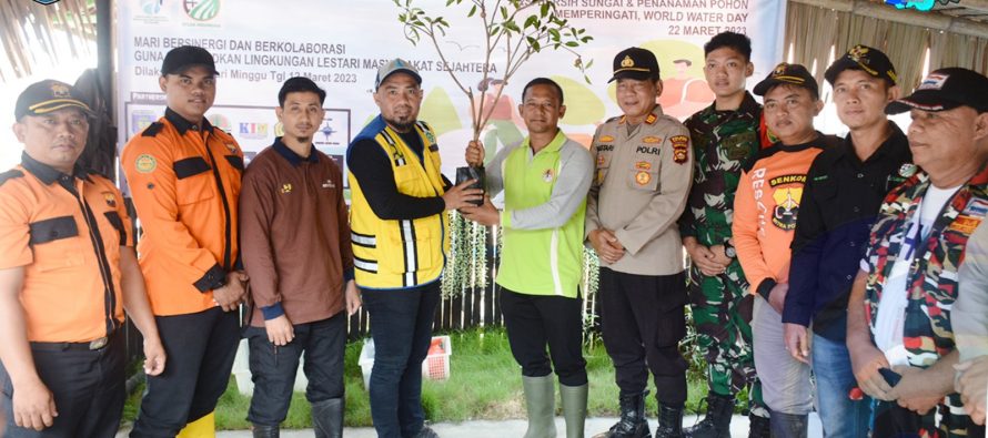 AKSI BERSIH SUNGAI DAN PENANAM POHON WARNAI PERINGATAN HARI AIR SEDUNIA TAHUN 2023 DI KABUPATEN OKU SELATAN