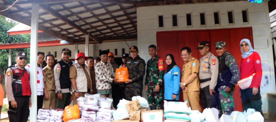 WAKIL BUPATI OKU SELATAN SALURKAN BANTUAN KEPADA KORBAN BANJIR DI KECAMATAN BUAY PEMACA, ANAK-ANAK DIUNGSIKAN AGAR TETAP DAPAT BERSEKOLAH