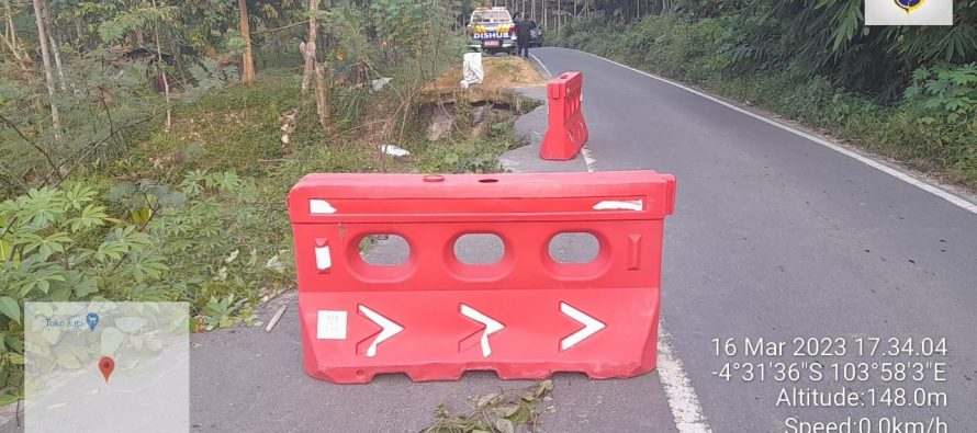 PEMKAB OKU SELATAN SEGERA LAKUKAN PENANGANAN TERHADAP JALAN YANG LONGSOR DI DESA MADURA