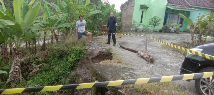 MASYARAKAT DIIMBAU BERHATI-HATI SAAT MELINTASI JALAN AMBLAS DI TALANG KATES, KELURAHAN BATU BELANG JAYA.