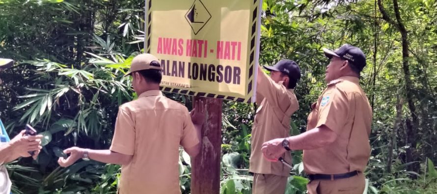 PEMERINTAH KECAMATAN MEKAKAU ILIR LAKUKAN PEMASANGAN PLANG HIMBAUAN JALAN LONGSOR DAN BUANG SAMPAH PADA TEMPATNYA.