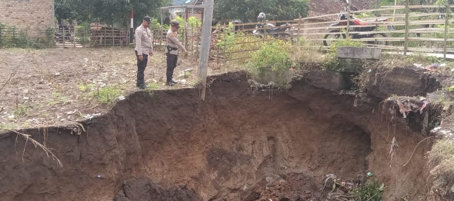 BUPATI POPO ALI INSTRUKSIKAN JAJARAN SIGAP LAKUKAN PENANGGULANGAN BENCANA LONSOR DI DESA TALANG PADANG