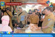 ANTISIPASI LONJAKAN HARGA BAHAN PANGAN JELANG IDUL FITRI, TPID OKU SELATAN LAKUKAN SIDAK KE PASAR