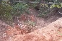 TIANG LISTRIK AMBLAS, PENGGUNA JALAN DI DESA RANTAU PANJANG DIIMBAU BERHATI-HATI