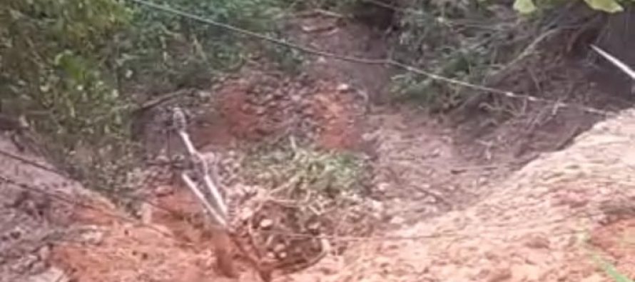 TIANG LISTRIK AMBLAS, PENGGUNA JALAN DI DESA RANTAU PANJANG DIIMBAU BERHATI-HATI