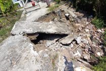 PEMKAB OKU SELATAN SEGERA TINDAKLANJUTI JALAN PUTUS DI LINGKUNGAN VI TALANG KATES KELURAHAN BATU BELANG JAYA, DAN MASYARAKAT DI IMBAU UNTUK TERUS BERHATI – HATI.