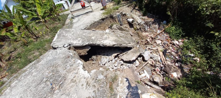 PEMKAB OKU SELATAN SEGERA TINDAKLANJUTI JALAN PUTUS DI LINGKUNGAN VI TALANG KATES KELURAHAN BATU BELANG JAYA, DAN MASYARAKAT DI IMBAU UNTUK TERUS BERHATI – HATI.