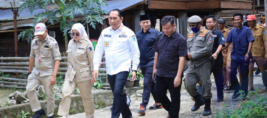 PASTIKAN PILKADES SERENTAK 2023 BERJALAN LANCAR DAN KONDUSIF, BUPATI POPO ALI TINJAU PROSES PEMUNGUTAN SUARA DI SEJUMLAH TPS