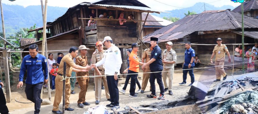 BUPATI POPO ALI MARTOPO BERSAMA WAKIL BUPATI SHOLEHIEN SAMBANGI KORBAN KEBAKARAN DI DESA BAYUR TENGAH KECAMATAN MUARADUA KISAM.