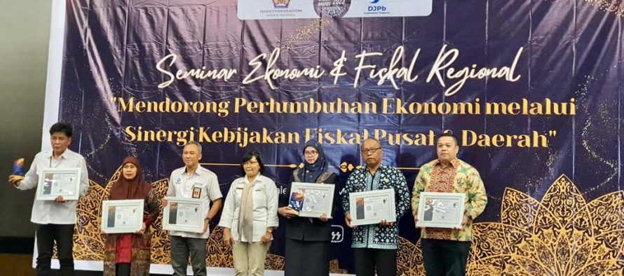 PEMKAB OKU SELATAN RAIH PENGHARGAAN SEBAGAI PEMDA DENGAN KINERJA KEPATUHAN PEMENUHAN SYARAT SALUR TKD DAN PENYAMPAIAN DATA KEUANGAN