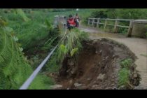 BUPATI OKU SELATAN MELALUI SEKRETARIS DAERAH NSTRUKSIKAN OPD TERKAIT SEGERA LAKUKAN PENANGANAN TERHADAP LONGSOR DI DESA GUNUNG GARE KECAMATAN MUARADUA KISAM