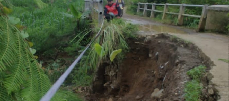 BUPATI OKU SELATAN MELALUI SEKRETARIS DAERAH NSTRUKSIKAN OPD TERKAIT SEGERA LAKUKAN PENANGANAN TERHADAP LONGSOR DI DESA GUNUNG GARE KECAMATAN MUARADUA KISAM