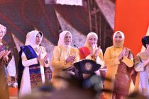 NY. ISYANA LONITASARI POPO DAN NY. ROSITA DEVI SHOLEHIEN HADIRI PERINGATAN HUT DEKRANAS KE-43