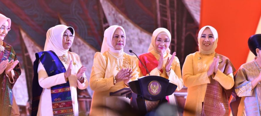 NY. ISYANA LONITASARI POPO DAN NY. ROSITA DEVI SHOLEHIEN HADIRI PERINGATAN HUT DEKRANAS KE-43