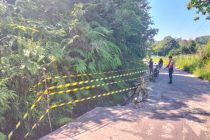 PENGGUNA JALAN YANG MELINTAS DI JALAN DESA PELANGKI DIIMBAU BERHATI-HATI