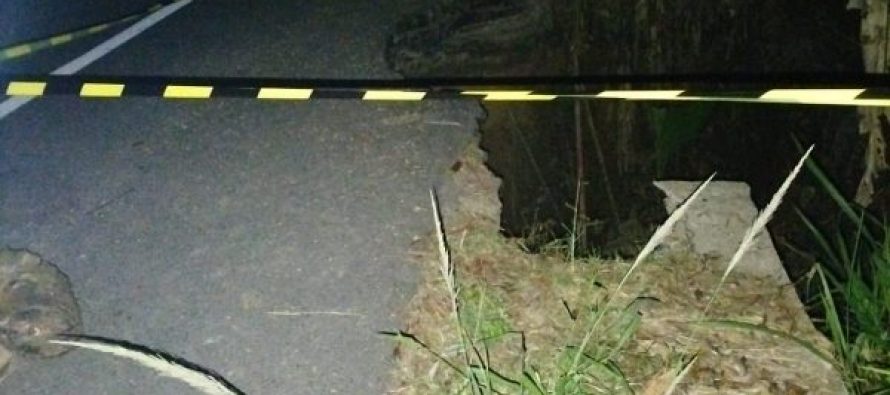 JALAN PROVINSI DI DESA TEKANA AMBLAS, PENGGUNA JALAN DIIMBAU UNTUK BERHATI-HATI