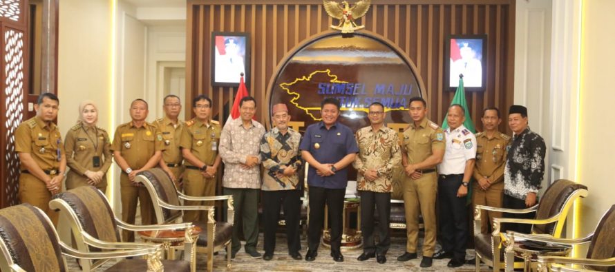 SEKDA OKU SELATAN AUDIENSI BERSAMA GUBERNUR SUMSEL TERKAIT PEMBERIAN GELAR ADAT DARI KECAMATAN PULAU BERINGIN.