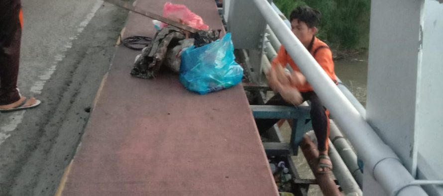 BERSIHKAN RANGKA JEMBATAN DARI TUMPUKAN SAMPAH, PEMKAB OKU SELATAN IMBAU WARGA UNTUK TIDAK BUANG SAMPAH DI SUNGAI DAN RANGKA JEMBATAN