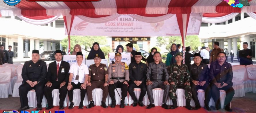 PEMKAB OKU SELATAN GELAR UPACARA PERINGATAN HARI LAHIR PANCASILA TAHUN 2023 SEKALIGUS SERAHKAN SANTUNAN JKM DAN JKK KEPADA AHLI WARIS NON ASN DAN APARATUR DESA