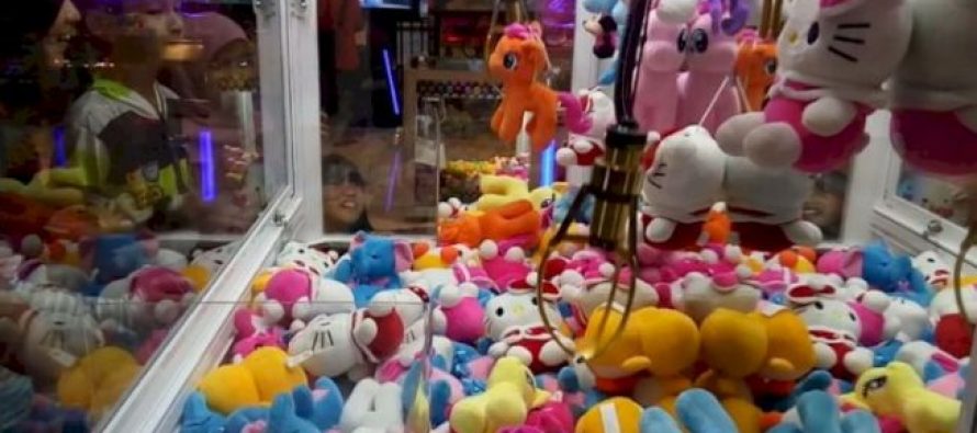 PEMILIK USAHA PERMAINAN CAPIT BONEKA DIIMBAU TAK BUKA DI WILAYAH DEKAT SEKOLAH DAN PERHATIKAN JAM OPERASIONAL