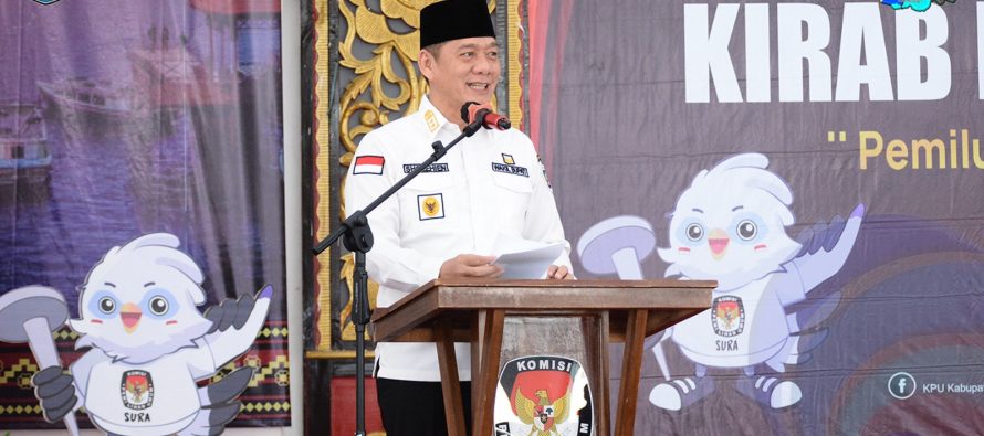 WAKIL BUPATI OKU SELATAN SAKSIKAN PENYERAHAN BENDERA KIRAB PEMILU 2024 OLEH KETUA KPU PRABUMULIH KEPADA KETUA KPU OKU SELATAN