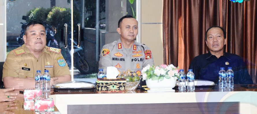 ASISTEN II PEMKAB OKU SELATAN SAKSIKAN PENANDATANGANAN DAN PENYERAHAN NPHD HIBAH GEDUNG ARSIP SAMSAT KABUPATEN OKU SELATAN