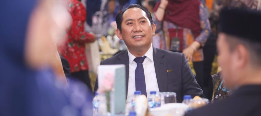 BUPATI OKU SELATAN TERIMA TANDA KEHORMATAN MANGGALA KARYA KENCANA DARI KEPALA BKKBN RI