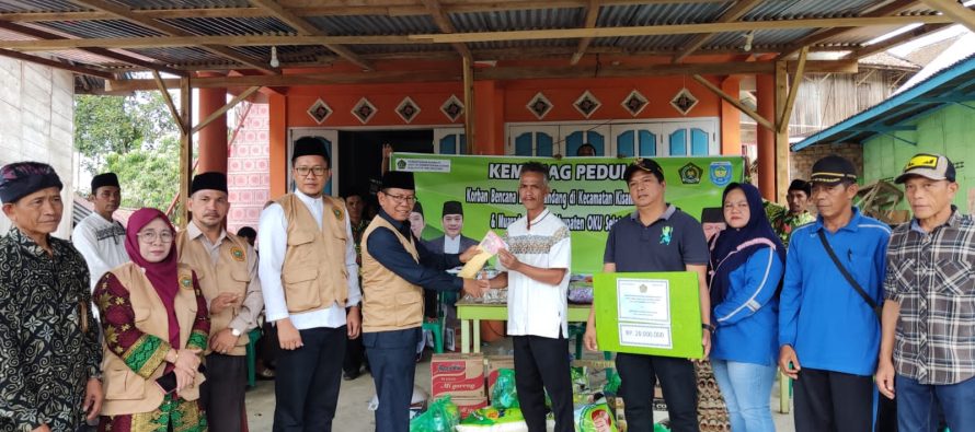 PEDULI TERHADAP SESAMA, KEMENAG BERSAMA FKUB BERIKAN BANTUAN KEPADA KORBAN BANJIR BANDANG DI KECAMATAN KISAM TINGGI DAN MUARADUA KISAM
