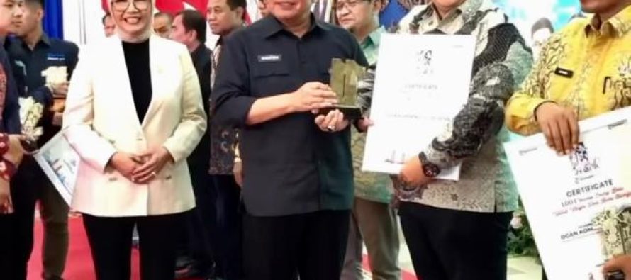 PEMKAB OKU SELATAN TERIMA PENGHARGAAN PADA PUNCAK PARAYAAN HUT TRIBUN SUMSEL KE-11 BERTAJUK 1001 INOVASI ENERGI BARU UNTUK NEGERI DARI BUMI SRIWIJAYA