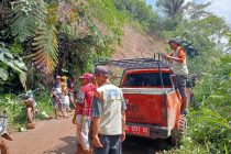 BPBD OKU SELATAN TURUNKAN ALAT BERAT DALAM UPAYA BERSIHKAN LONGSOR YANG MENUTUP BADAN JALAN DESA KEMU ULU KECAMATAN PULAU BERINGIN