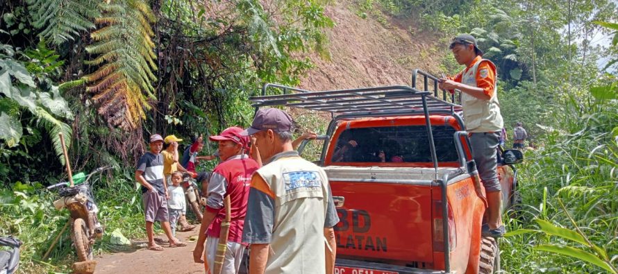 BPBD OKU SELATAN TURUNKAN ALAT BERAT DALAM UPAYA BERSIHKAN LONGSOR YANG MENUTUP BADAN JALAN DESA KEMU ULU KECAMATAN PULAU BERINGIN