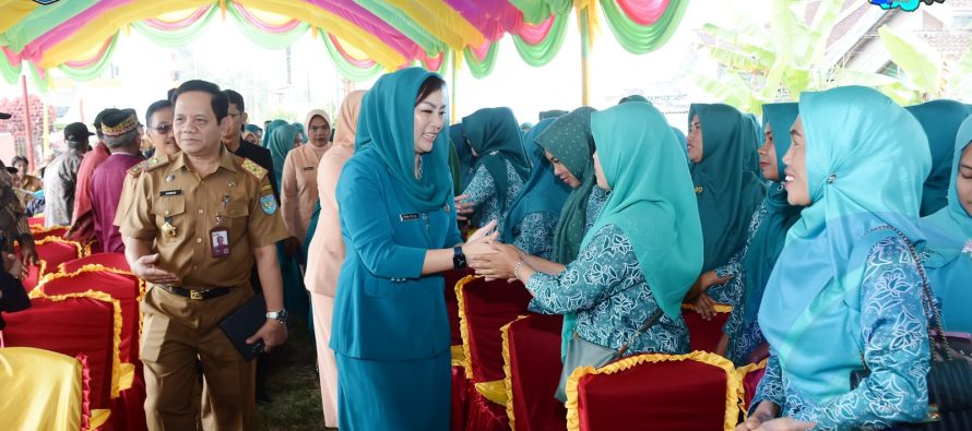 STAF AHLI BUPATI DAN KETUA TP PKK KABUPATEN HADIRI PELANTIKAN KETUA TP PKK DESA KECAMATAN BANDING AGUNG, BPRRT, WARKUK RANAU SELATAN, DAN MEKAKAU ILIR KABUPATEN OKU SELATAN TAHUN 2023