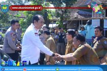 BUPATI POPO ALI SERAHKAN BANTUAN CPPD KEPADA KORBAN BANJIR DI DESA TEKANA