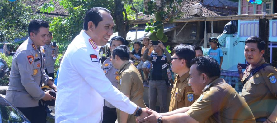 BUPATI POPO ALI SERAHKAN BANTUAN CPPD KEPADA KORBAN BANJIR DI DESA TEKANA