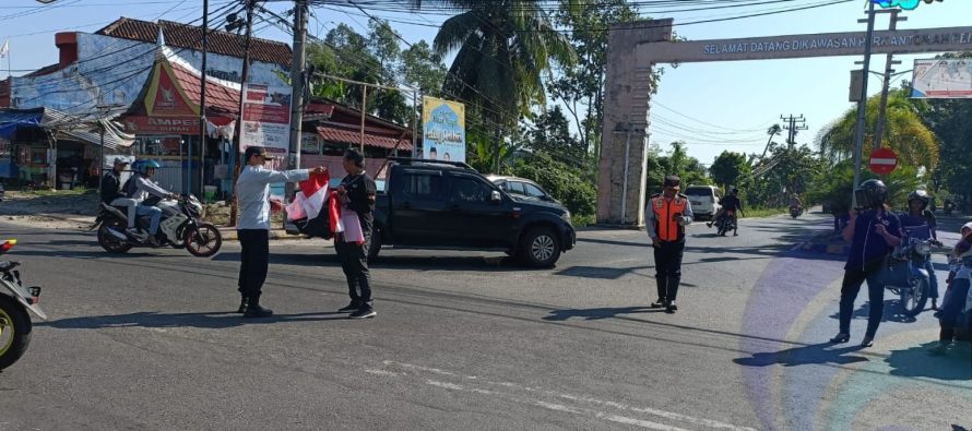 SEMARAKKAN HUT RI KE-78, PEMKAB OKU SELATAN BAGIKAN RIBUAN BENDERA MERAH PUTIH UNTUK MASYARAKAT