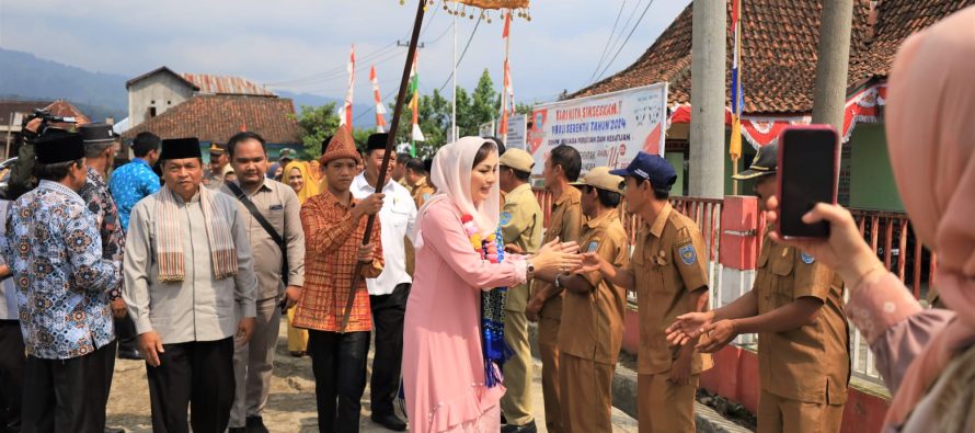 MEWAKILI BUPATI OKU SELATAN, KEPALA BAGIAN KESRA SETDA OKU SELATAN, HADIRI PENGAJIAN AKBAR DAN PELANTIKAN BKMT KECAMATAN MEKAKAU ILIR