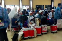 12 JAMA’AH HAJI OKU SELATAN MUSIM HAJI 1444 H/2023 M TIBA DI BANDARA SULTAN MAHMUD BADARUDDIN II