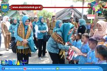 KETUA TP PKK KABUPATEN OKU SELATAN, HADIRI KEGIATAN MONEV REVITALISASI DASAWISMA DAN PENILAIAN 10 PROGRAM POKOK PKK DESA PENINGGIRAN KECAMATAN TIGA DIHAJI