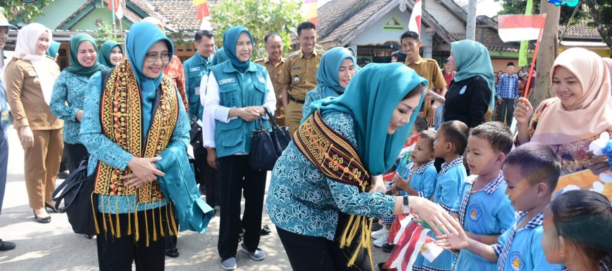 KETUA TP PKK KABUPATEN OKU SELATAN, HADIRI KEGIATAN MONEV REVITALISASI DASAWISMA DAN PENILAIAN 10 PROGRAM POKOK PKK DESA PENINGGIRAN KECAMATAN TIGA DIHAJI