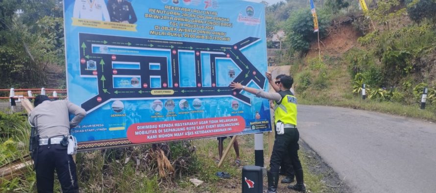 SATUAN LALU LINTAS POLRES OKU SELATAN MELAKUKAN PEMASANGAN HIMBAUAN DI SEKITAR RUTE SRGF DAN INFORMASI TERKAIT REKAYASA LALU LINTAS