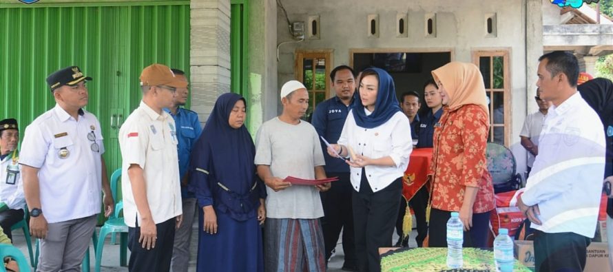 KETUA TP- PKK KABUPATEN OKU SELATAN KUNJUNGI DAN SERAHKAN BANTUAN KEPADA KORBAN TERDAMPAK KEBAKARAN